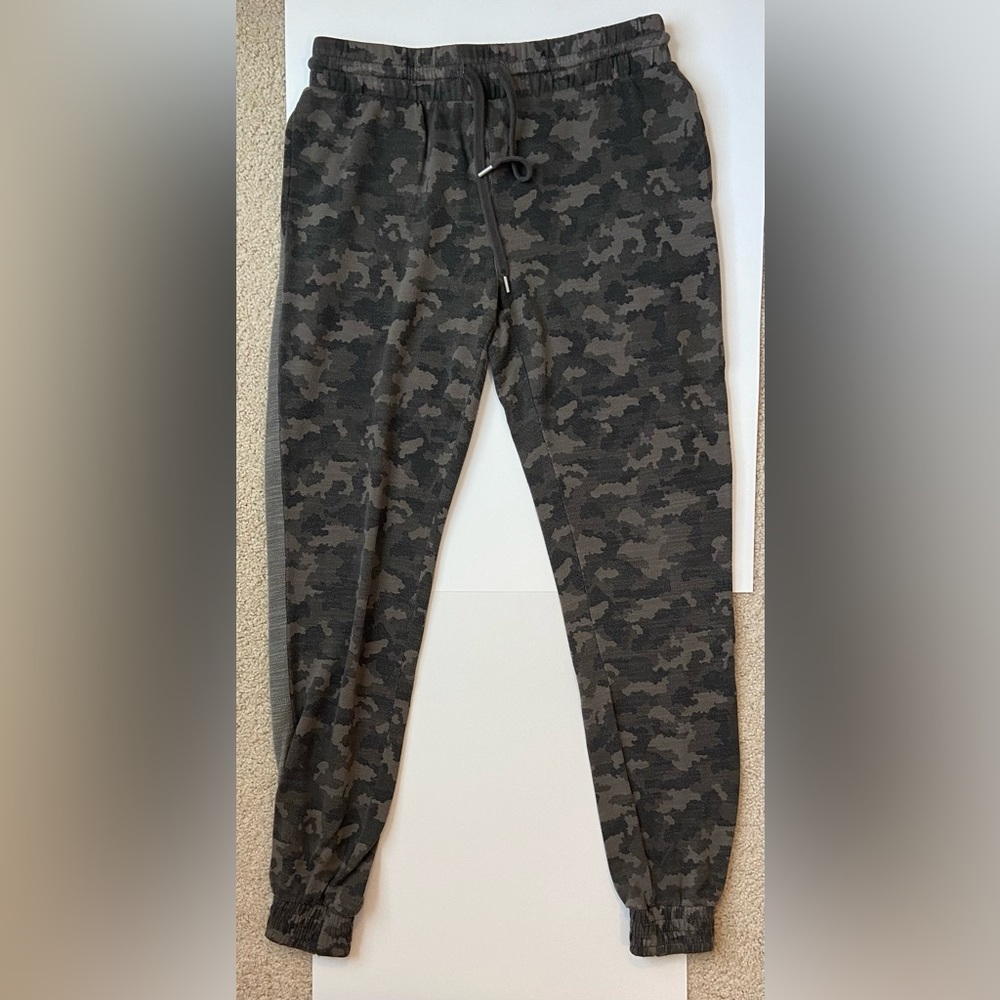 Mossimo green camo joggers size xs